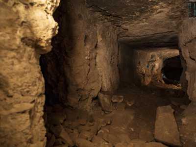 Qui gli spazi si fanno sempre pi� angusti e tetri data la mancanza totale di luce derivante dall�esterno. Proseguiamo per una decina di metri, quasi perdendoci tra i vari ambienti concatenati tra loro...